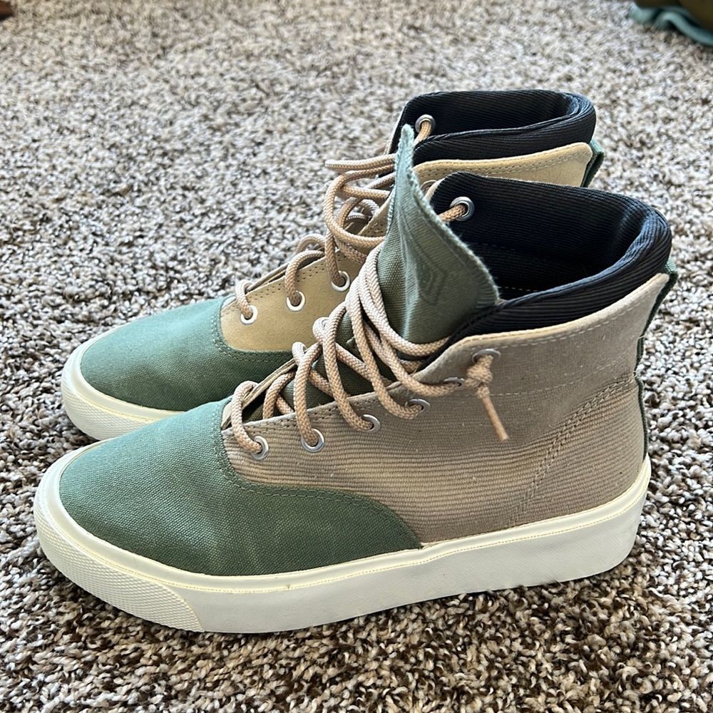 Two tone Converse size: 6M/7.5W